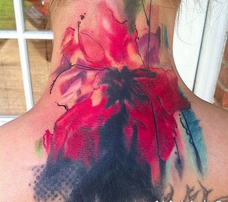 颈部抽象风格的水彩花朵纹身图案