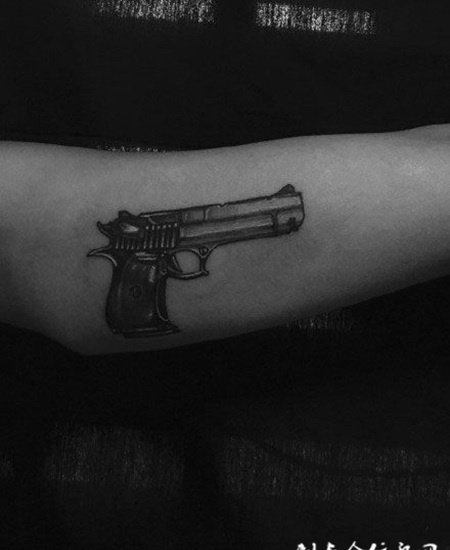 一个手臂上有枪的姑娘