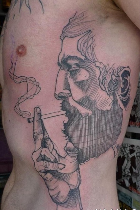 侧肋抽象风格的吸烟男子肖像纹身图案
