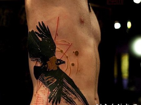 侧肋抽象风格的大鹰彩绘纹身图案