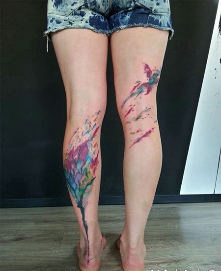 小腿抽象风格的五彩大树和小鸟纹身图案