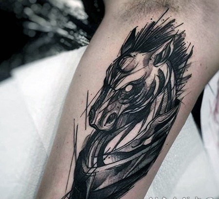 手臂写意风格的恶魔马纹身图案