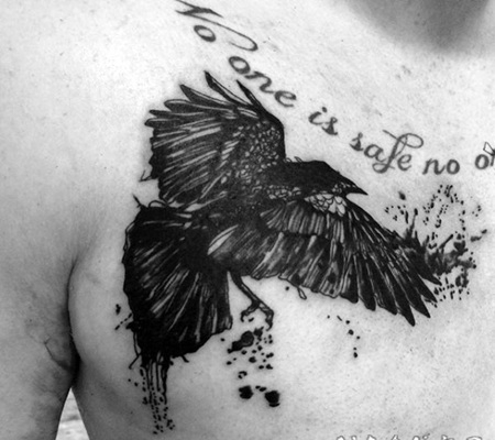 胸部抽象风格黑色乌鸦和字母纹身图案