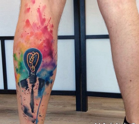 小腿五彩的电灯泡和泼墨纹身图案