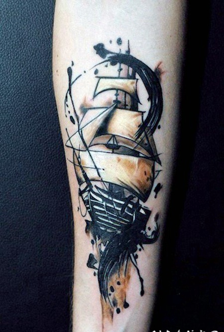 抽象风格的彩色帆船手臂纹身图案