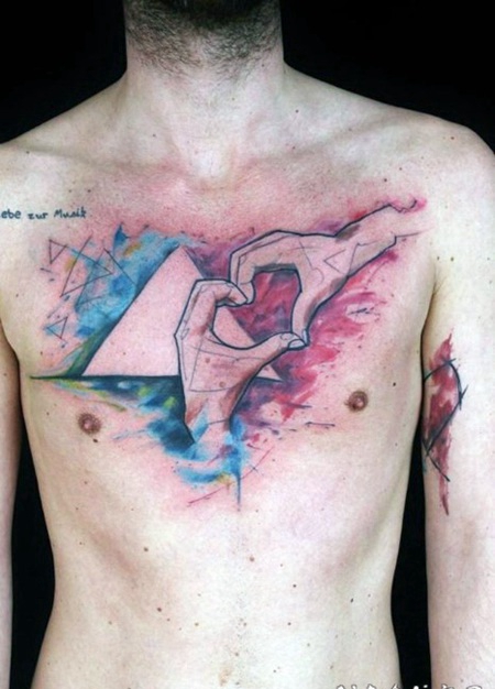 胸部神秘斑斓的几何与手纹身图案