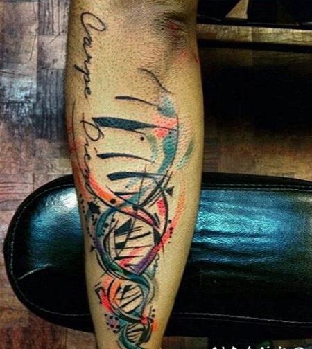 手臂抽象风格的彩色DNA纹身图案