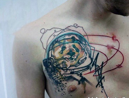 胸部抽象风格的彩色熊猫宇航员纹身图案