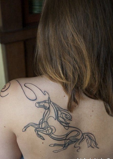 背部抽象风格黑色线条马纹身图案