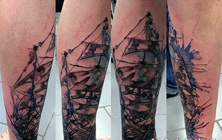 手臂抽象风格的彩色帆船纹身图案