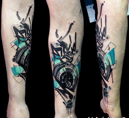 手臂抽象风格彩色机械时钟纹身图案