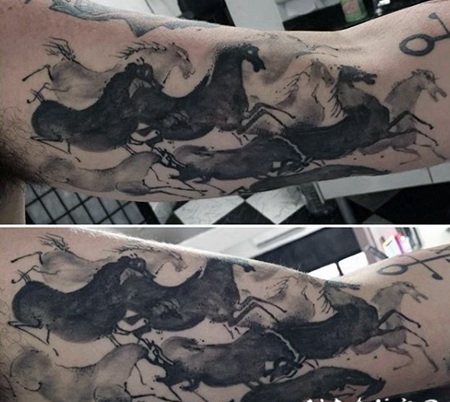 手臂抽象风格黑白马纹身图案