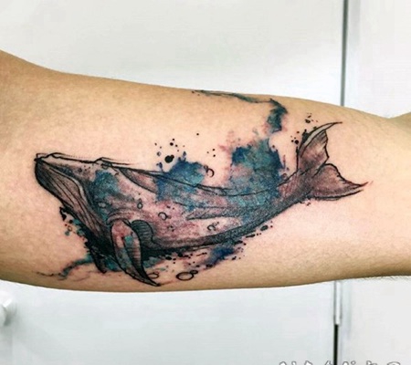 手臂抽象风格手绘七彩大鲸鱼纹身图案