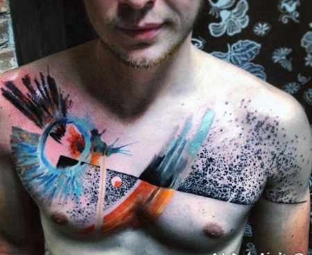 胸部抽象风格的彩色泼墨纹身图案