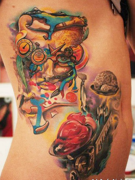 侧肋彩色的天秤座与神秘面具和大脑心脏纹身图案