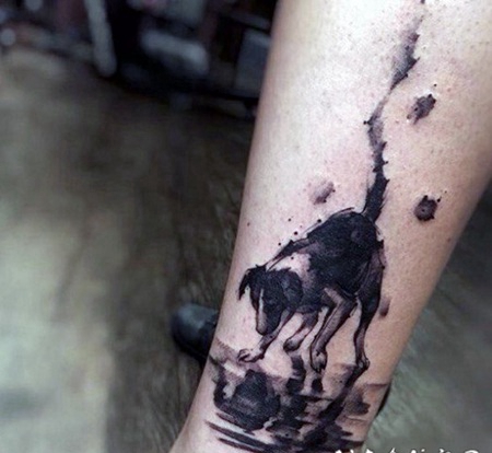 脚踝抽象风格的黑色狗纹身图案