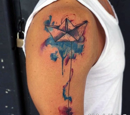 手臂抽象风格的彩色纸船水彩纹身图案