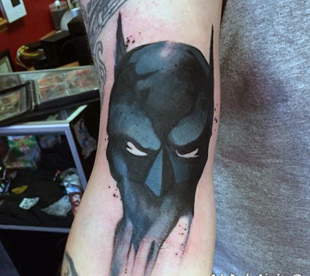 抽象风格的黑色蝙蝠侠面具手臂纹身图案