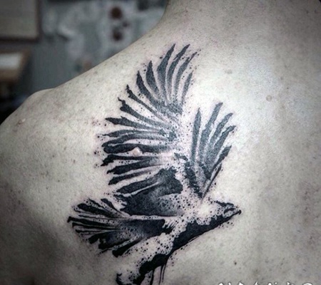 背部抽象风格的黑白鹰纹身图案