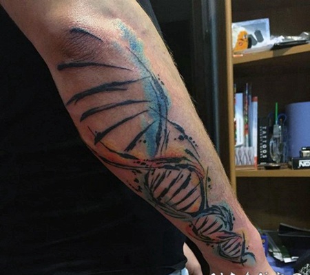 抽象风格的彩色DNA符号手臂纹身图案