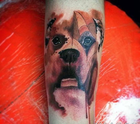 手臂抽象风格的彩色狗纹身图案