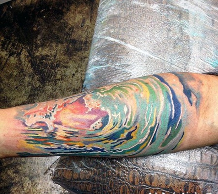 手臂五彩的海浪纹身图案