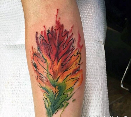 手臂抽象风格的彩色小叶子纹身图案