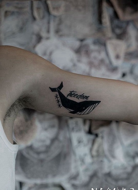 手臂内侧图腾鲸鱼纹身图案