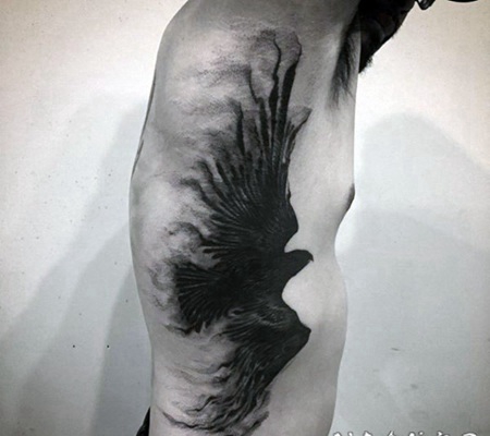 侧肋抽象风格神秘的黑色鸟纹身图案