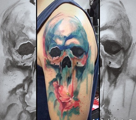 手臂抽象风格的水彩骷髅与神秘花朵纹身图案