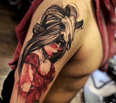 手臂抽象风格彩绘部落女性和羊头骨纹身图案