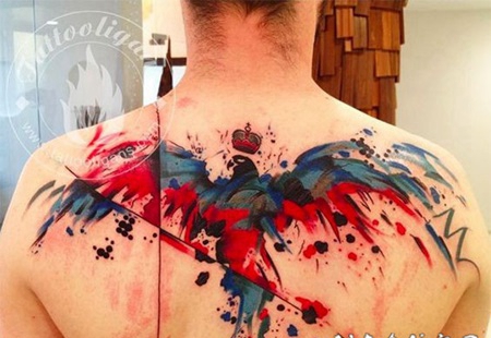 背部抽象风格的彩色大鸟纹身图案