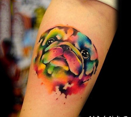 手臂上的抽象风格彩色狗纹身图案
