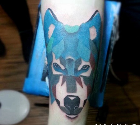 手臂抽象风格手绘七彩狼纹身图案