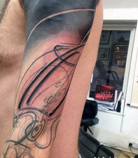 手臂抽象风格的线条鱿鱼纹身图案