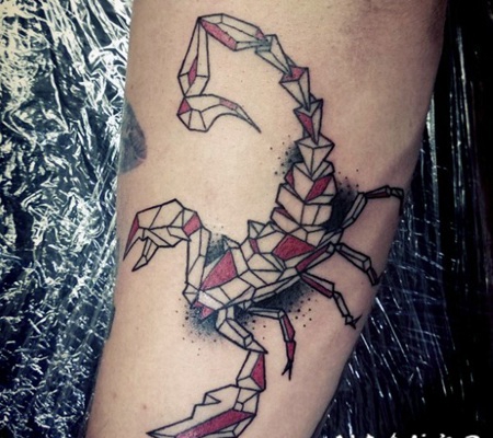 手臂抽象风格的彩色几何蝎子纹身图案