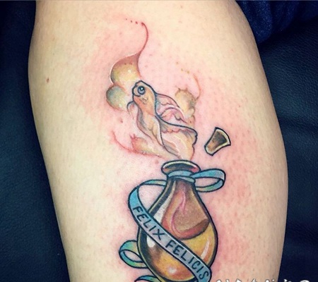 卡通风格的彩色魔法瓶和字母金鱼纹身图案