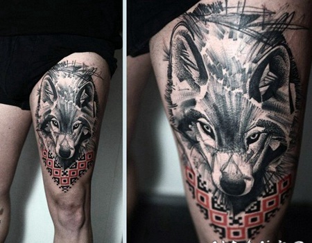 大腿抽象风格的狼与装饰纹身图案