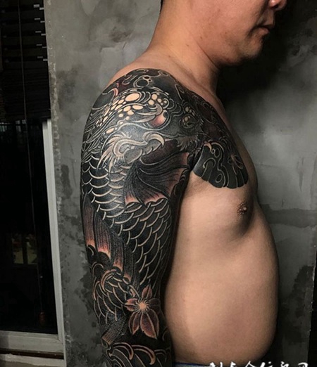 独上鳌头，半甲黑灰鳌鱼纹身图案