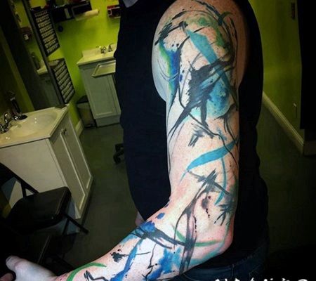 手臂抽象的五彩小鸟泼墨纹身图案