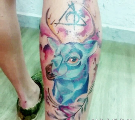 小腿水彩画般的小鹿与神秘符号纹身图案