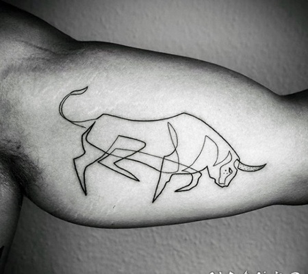 手臂黑色线条的牛纹身图案