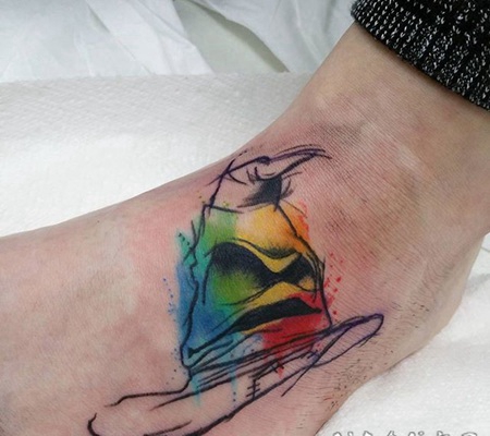 脚背抽象风格的水彩幽灵纹身图案