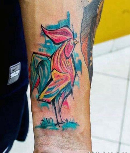 手腕抽象风格彩绘七彩公鸡纹身图案