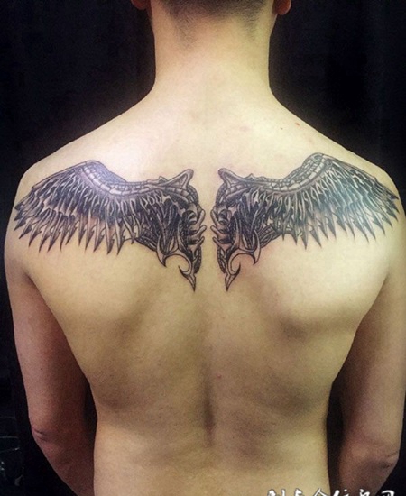 背部生化翅膀纹身图案