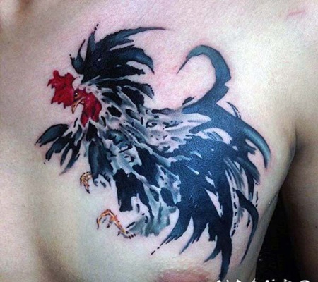 胸部抽象风格的彩绘公鸡纹身图案