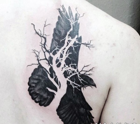 背部抽象风格黑白半树半乌鸦纹身图案