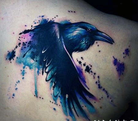 肩部抽象风格的彩色大乌鸦纹身图案