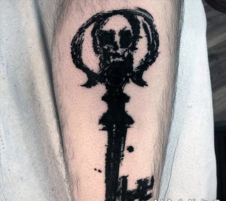 手臂很酷的黑色抽象骷髅钥匙纹身图案