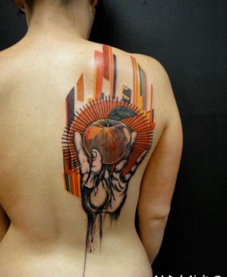 背部抽象风格的彩色手与苹果纹身图案